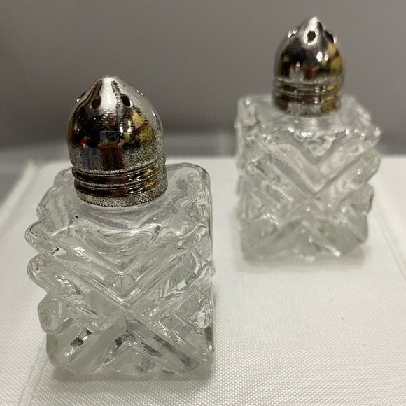 Vintage 1950's Leonard Japan Crystal Cut Glass Miniature Salt and Pepper Shakers - Picture 6 of 7
